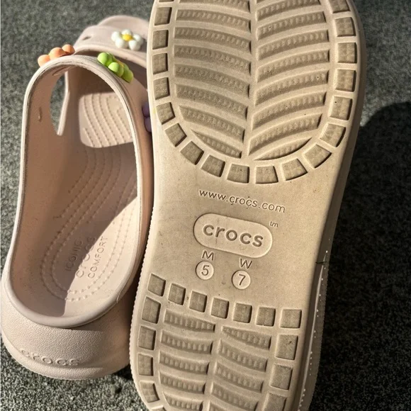 CROCS Crush Pink Sandals with Platform Sole and Floral Jibbitz - Picture 3 of 3